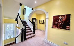 Spacious 4 Bedroom Maisonette In Central Matlock With River Views & Wi-Fi